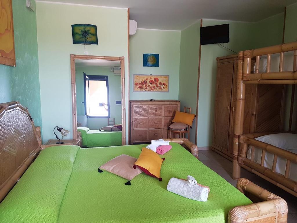Spacious green room with bamboo furniture at B&b Fa.ro.mi