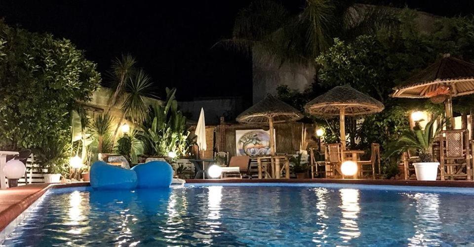 Pool of B&b Fa.ro.mi lit up in the evening